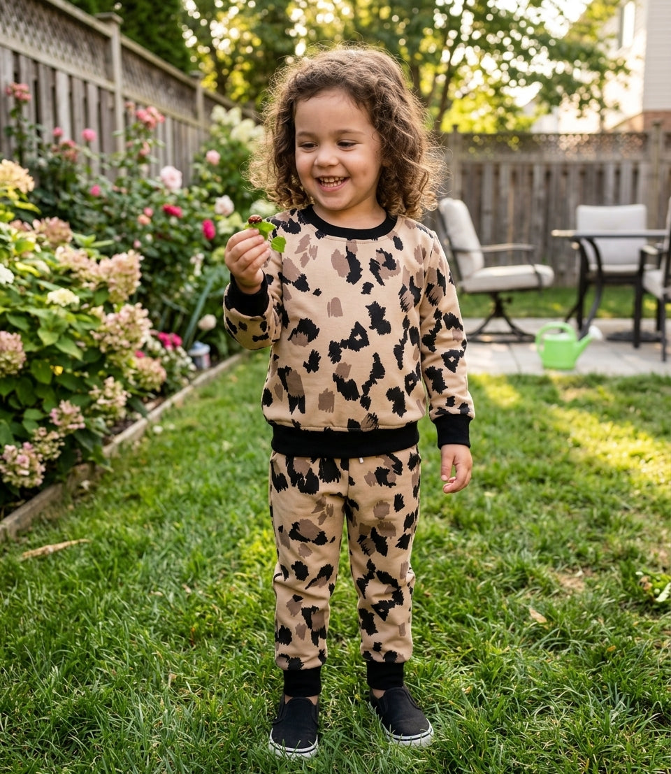 Elegant leopard tracksuit for kids